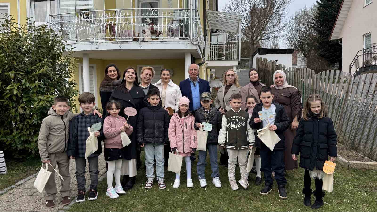 Almanya’da bayram coşkusu: Çocuklar kapı kapı gezip şeker topladı
