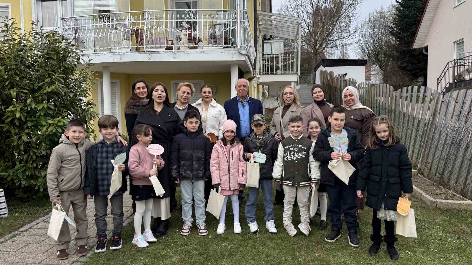 Almanya’da bayram coşkusu: Çocuklar kapı kapı gezip şeker topladı
