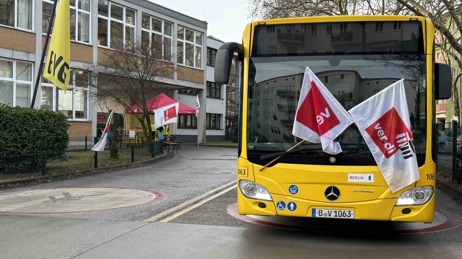 Almanya’da toplu taşıma çalışanlarının 2 günlük grevi başladı
