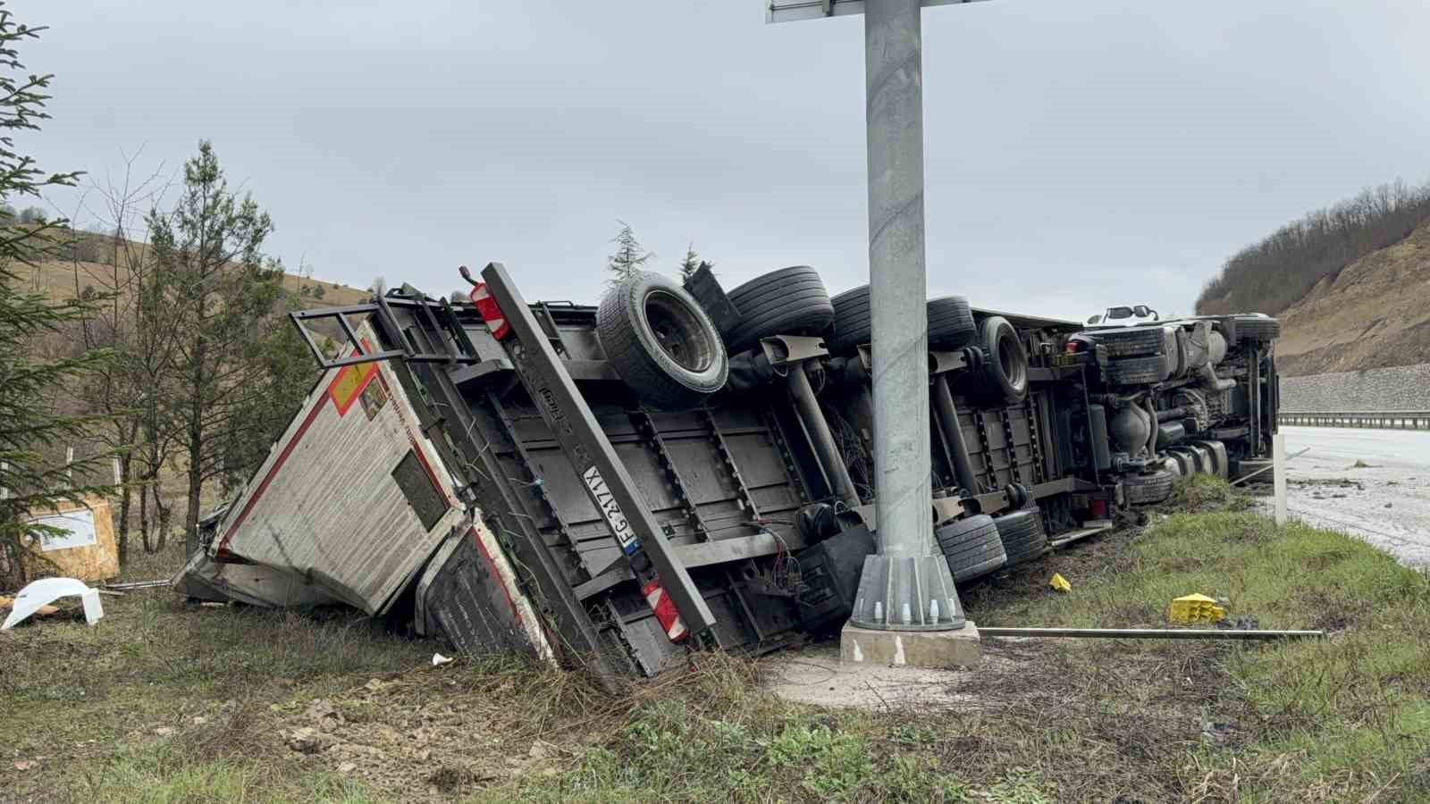 Almanya’dan Türkmenistan’a giden tır Samsun’da devrildi: 1 yaralı
