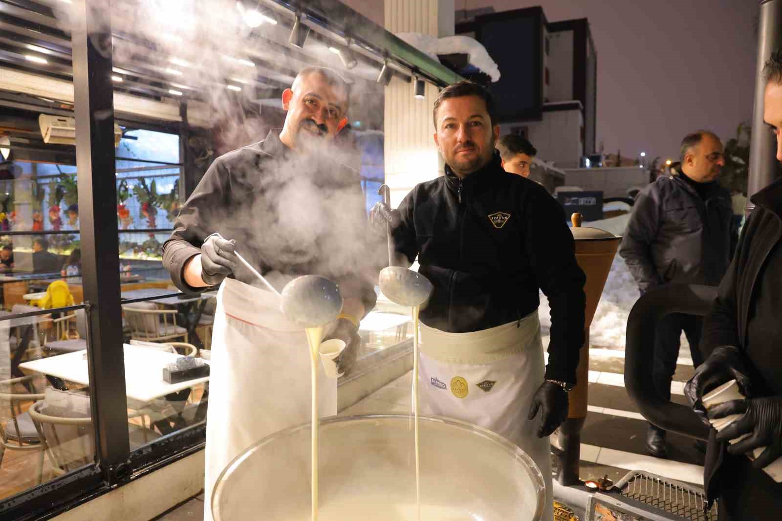 Alpedo’dan soğuk kış akşamı 1 ton ücretsiz salep ikramı
