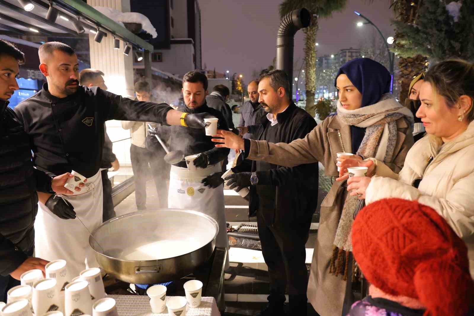 Alpedo’dan soğuk kış akşamı 1 ton ücretsiz salep ikramı
