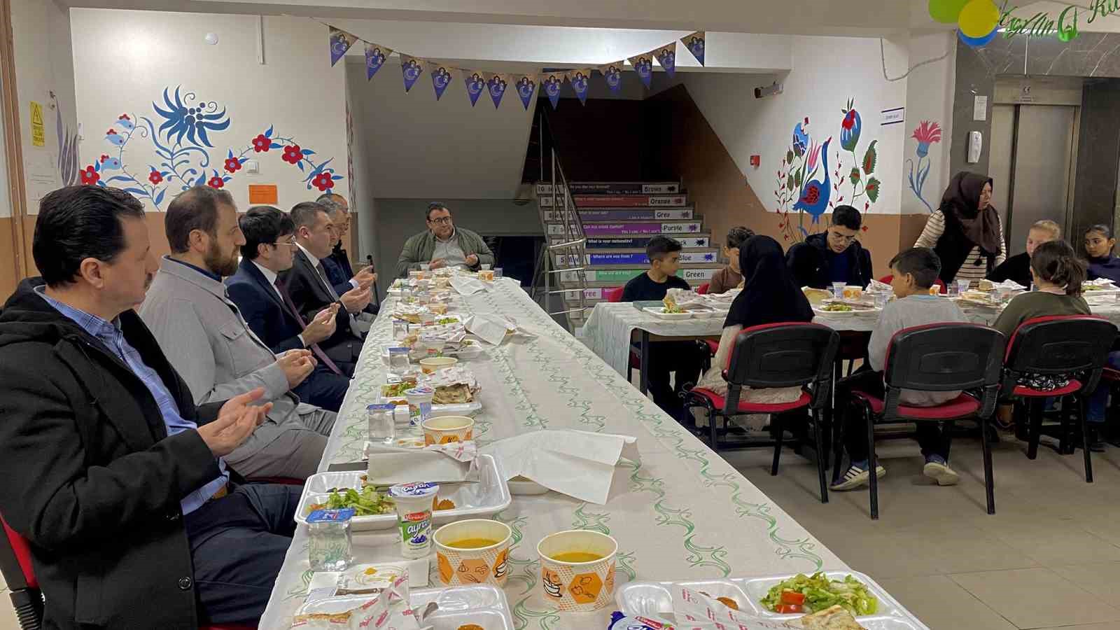 Alpu Kaymakamı Timur, ortaokul öğrencileriyle iftar yaptı
