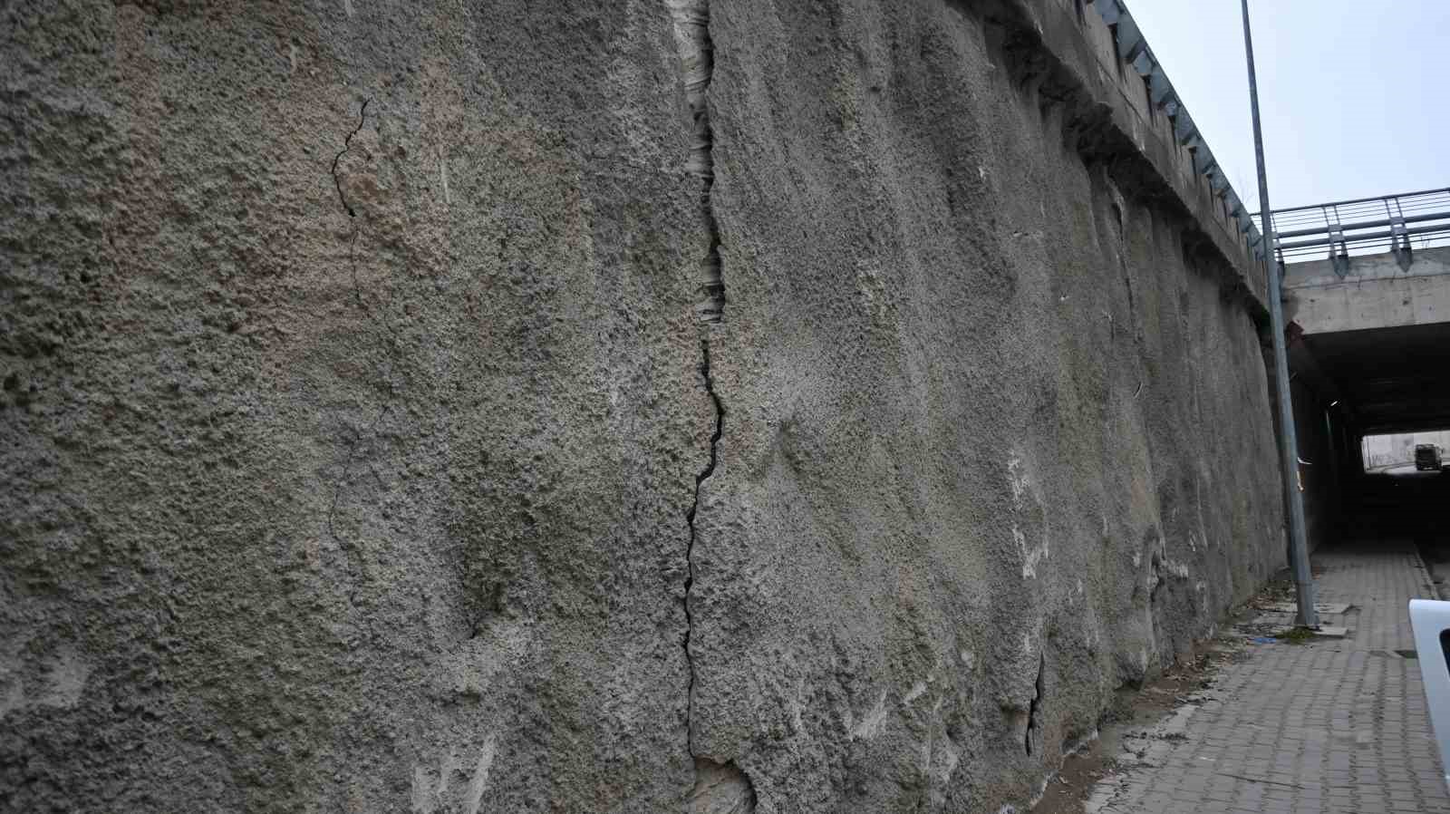 Alt geçidin beton bloklarındaki ayrılmalar tehlike oluşturuyor
