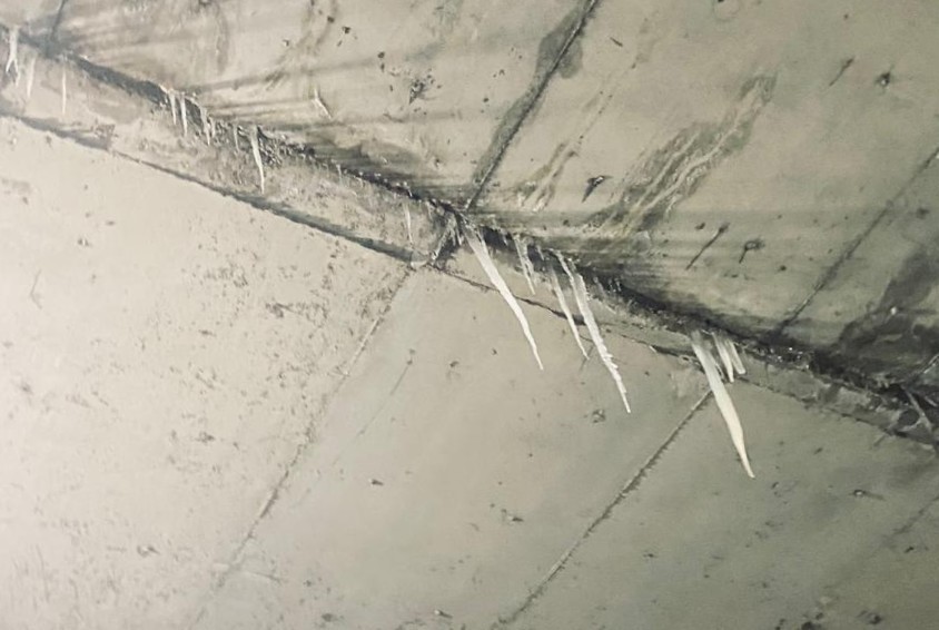 Alt geçitteki buz sarkıtı araç camını kırdı
