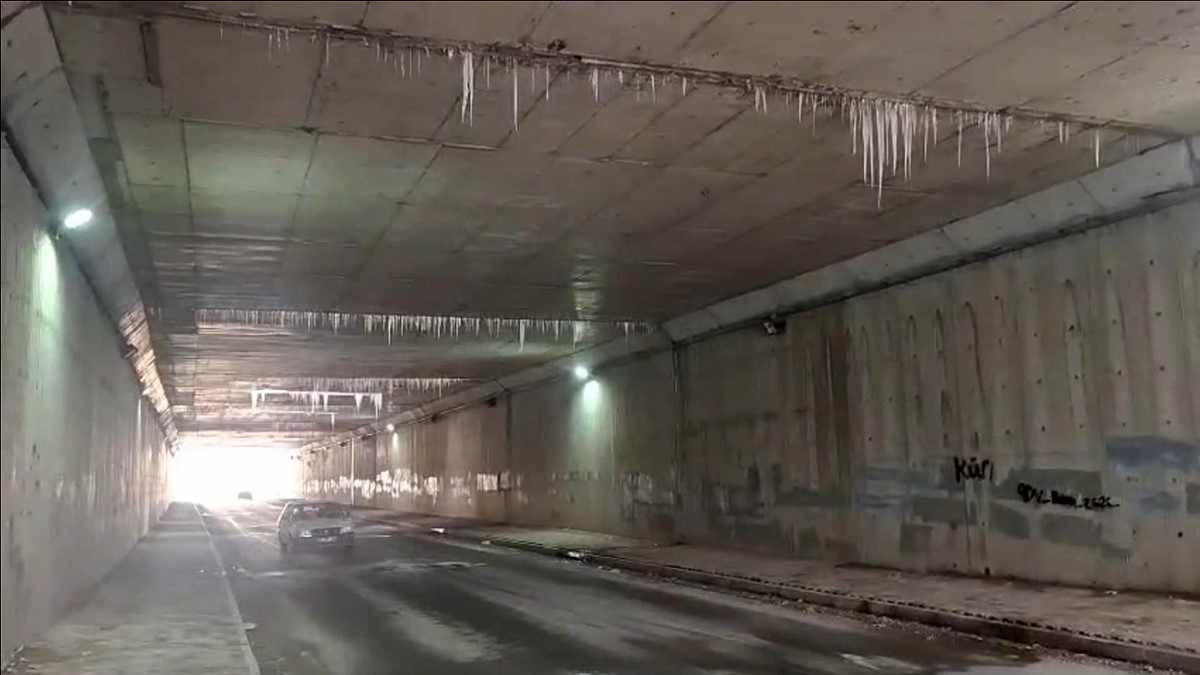 Altgeçitteki buz sarkıtları sürücüleri tedirgin etmeye devam ediyor
