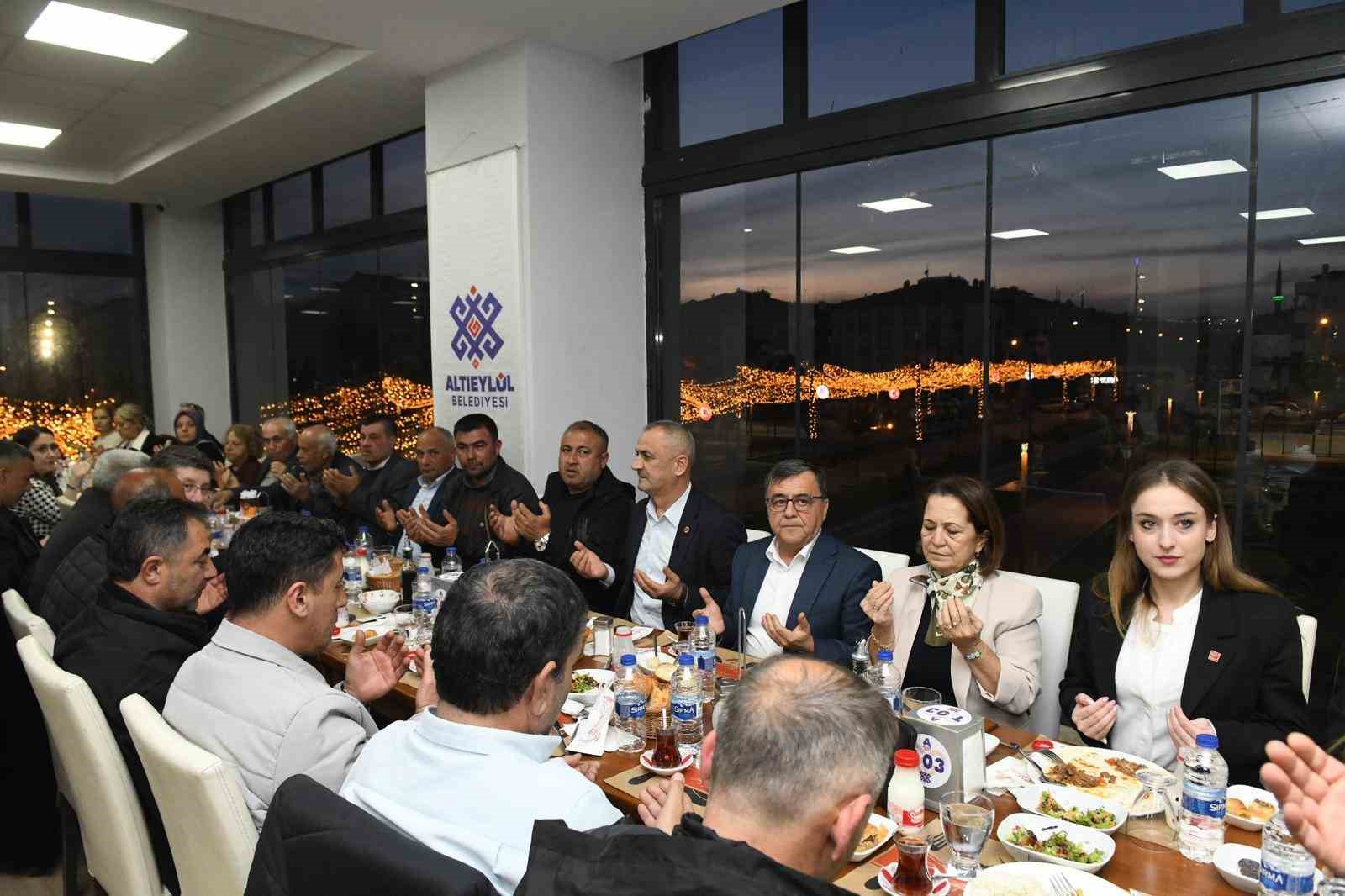 Altıeylül Belediyesi muhtarlarla ramazan sofrasını paylaştı
