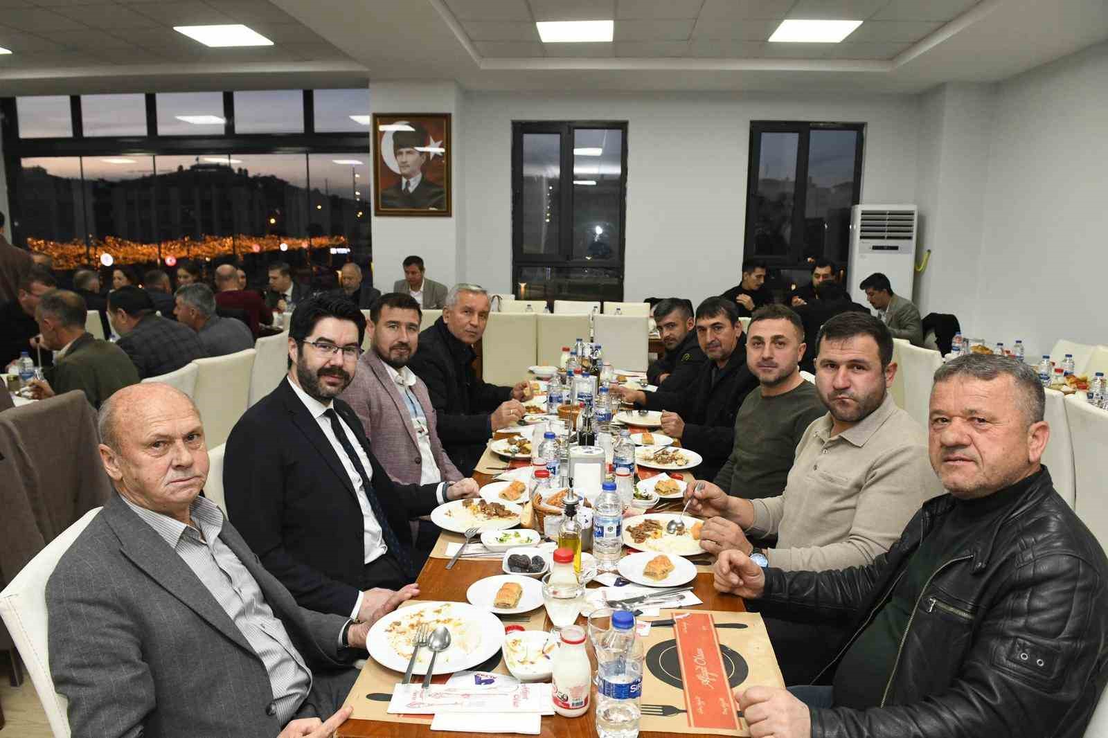 Altıeylül Belediyesi muhtarlarla ramazan sofrasını paylaştı
