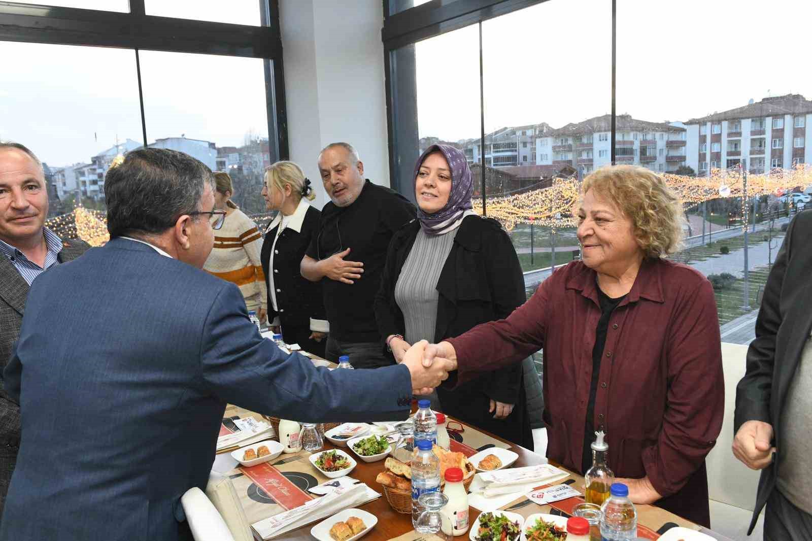 Altıeylül Belediyesi muhtarlarla ramazan sofrasını paylaştı
