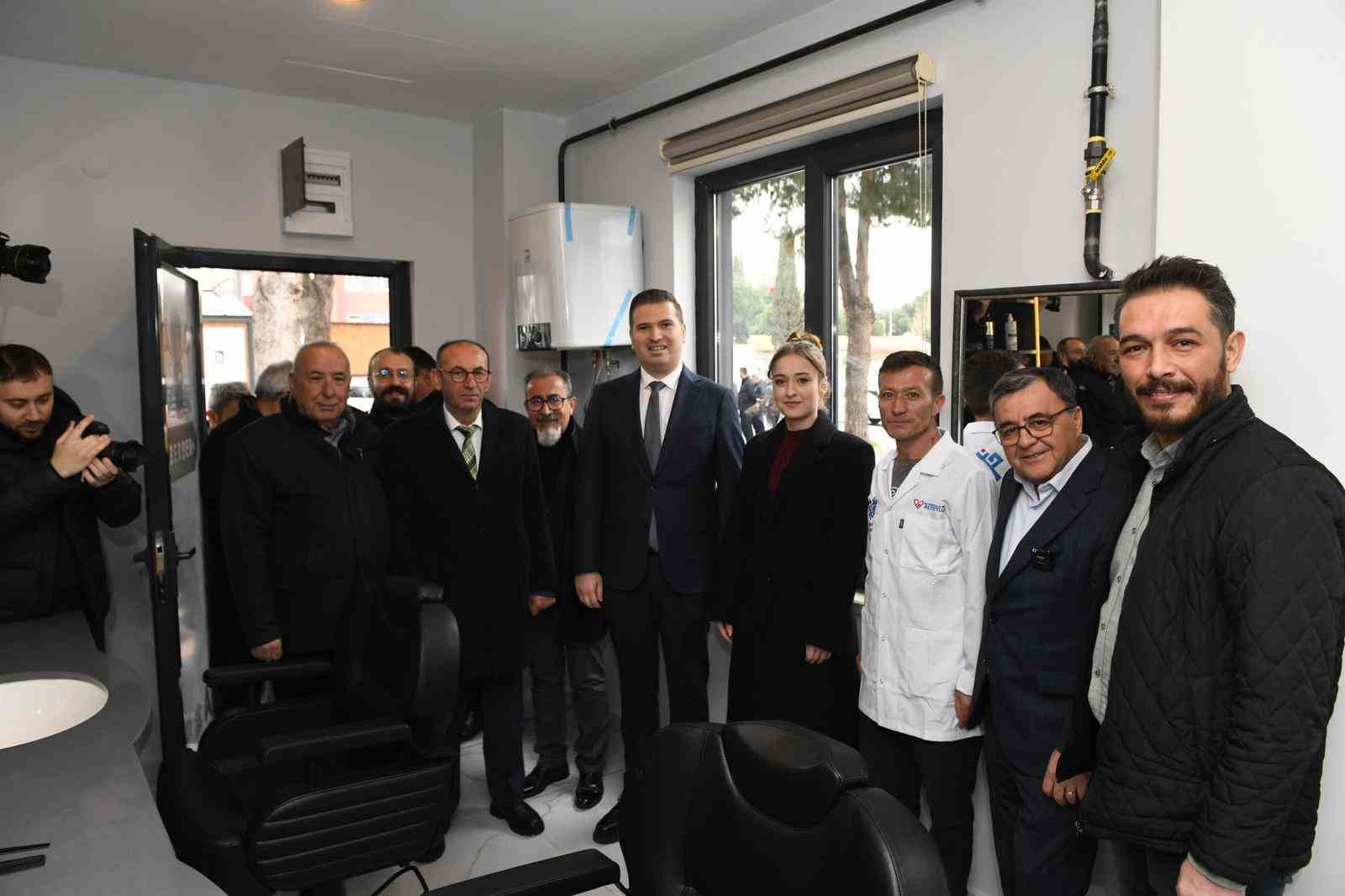 Altıeylül Belediyesi’nden emeklilere "Halk Berberi" hizmeti
