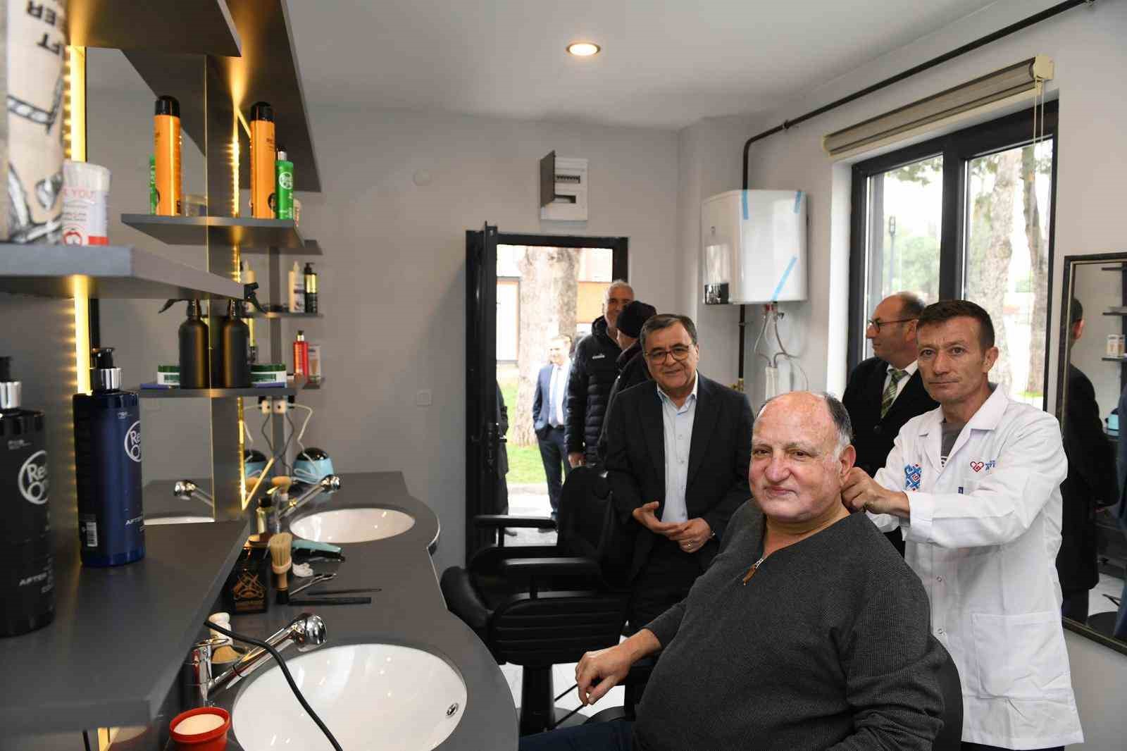 Altıeylül Belediyesi’nden emeklilere "Halk Berberi" hizmeti
