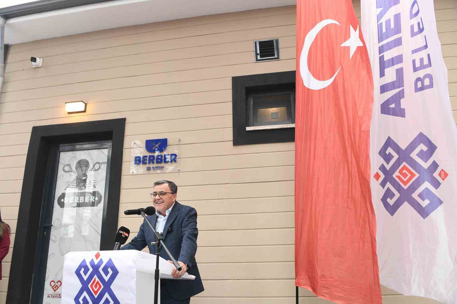 Altıeylül Belediyesi’nden emeklilere "Halk Berberi" hizmeti
