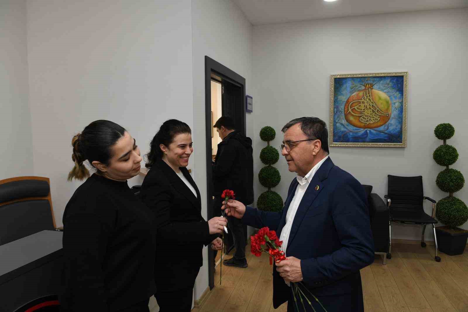 Altıeylül’ de kadın emeğine karanfilli kutlama
