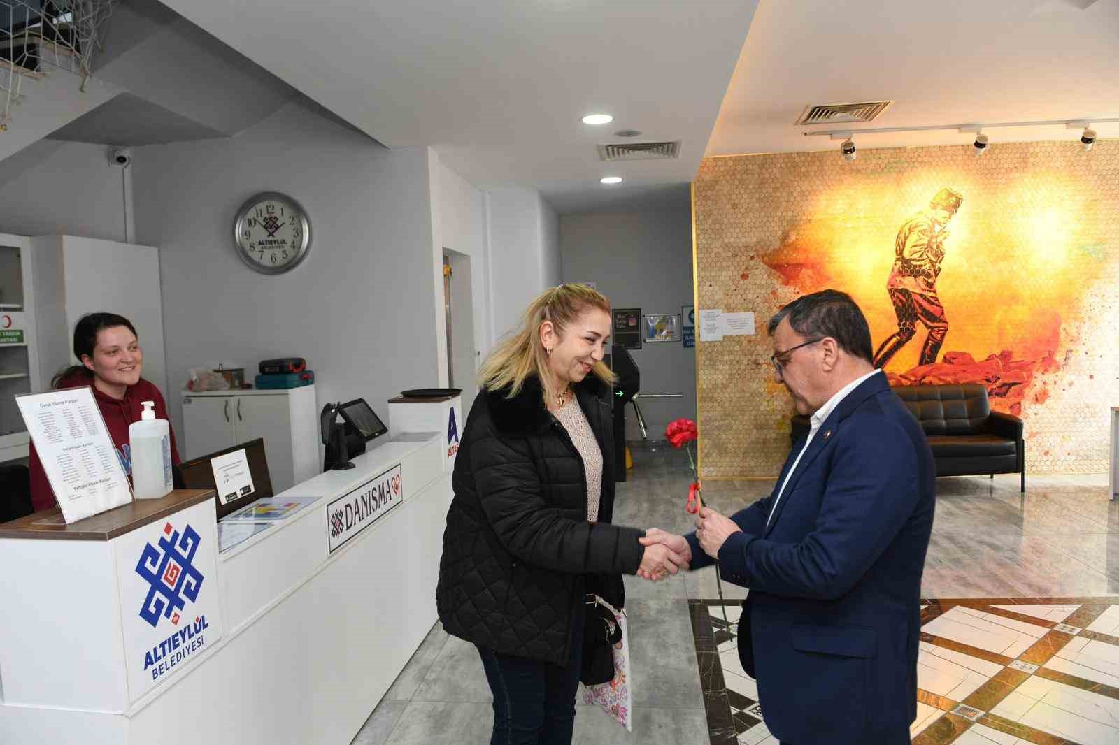 Altıeylül’ de kadın emeğine karanfilli kutlama
