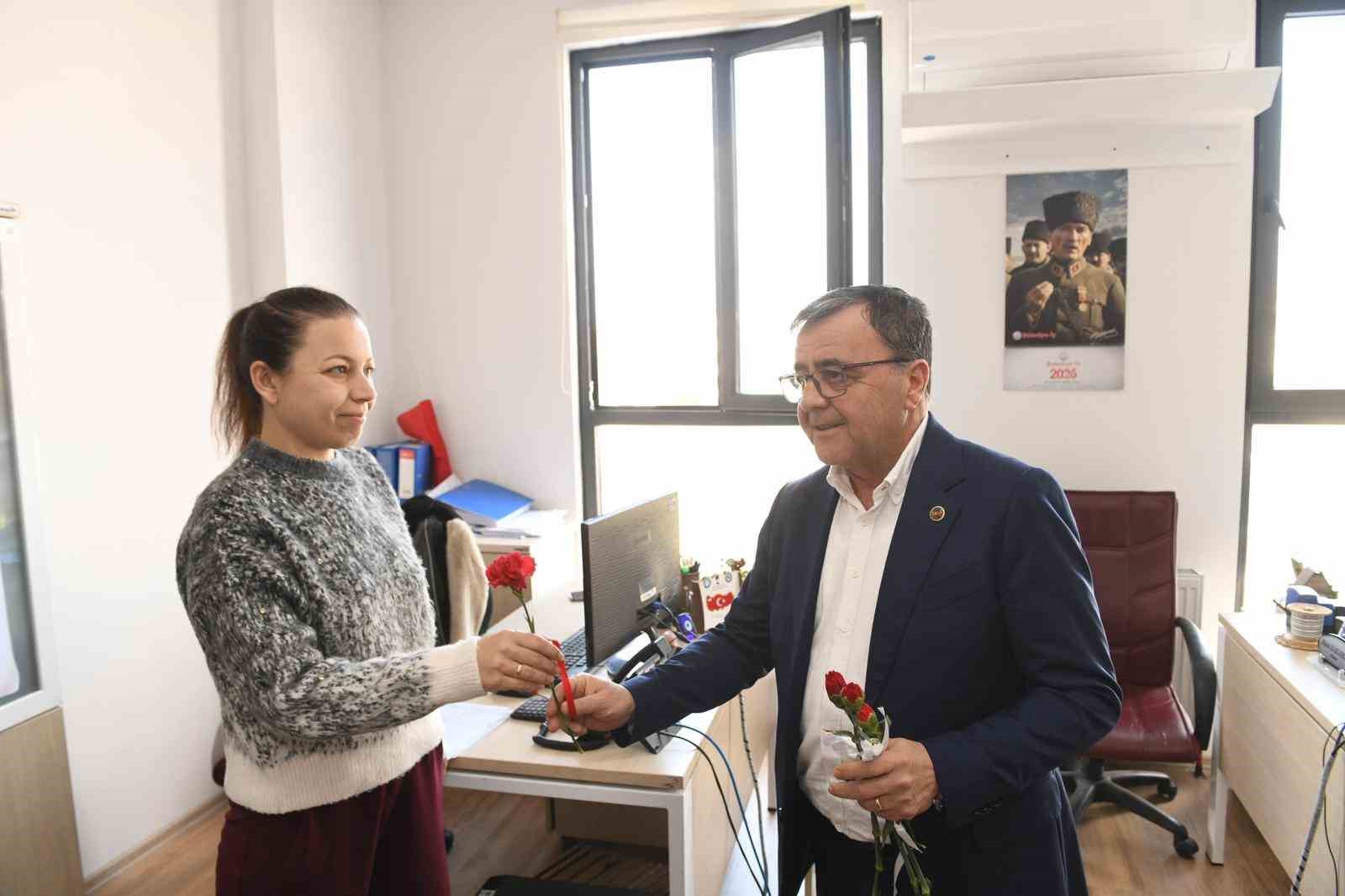 Altıeylül’ de kadın emeğine karanfilli kutlama
