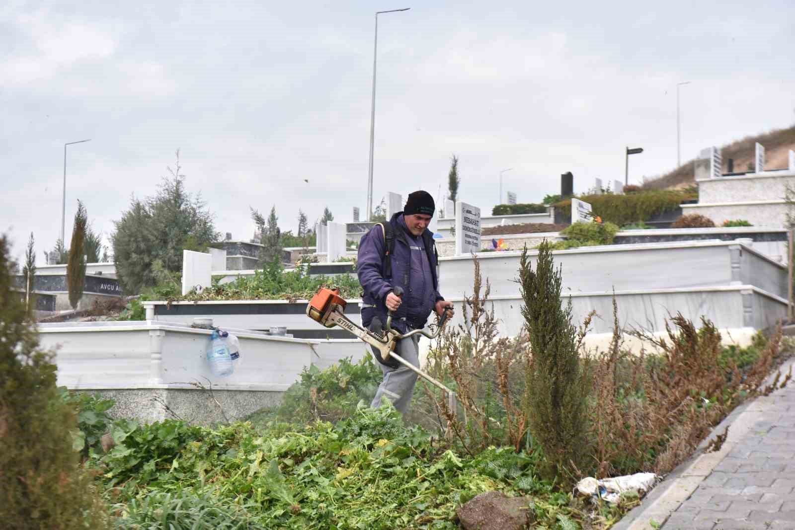 Altıeylül’de bayram öncesi mezarlıklarda yoğun mesai
