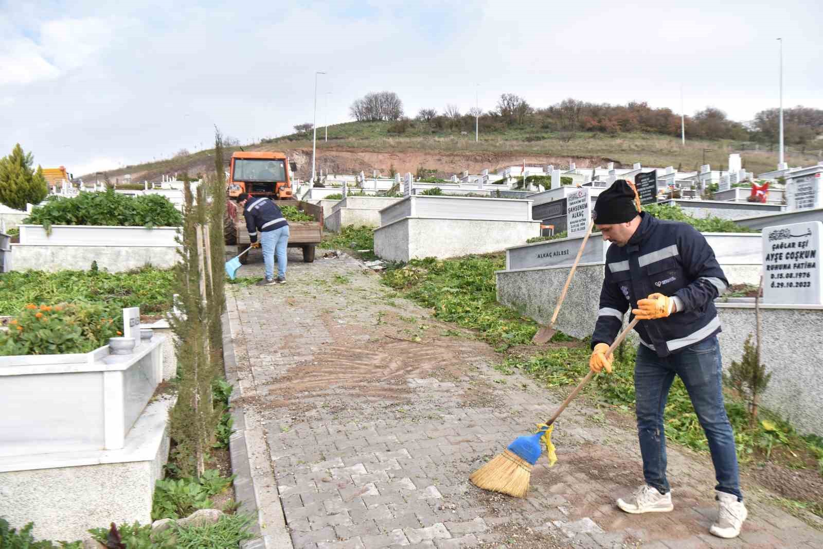 Altıeylül’de bayram öncesi mezarlıklarda yoğun mesai
