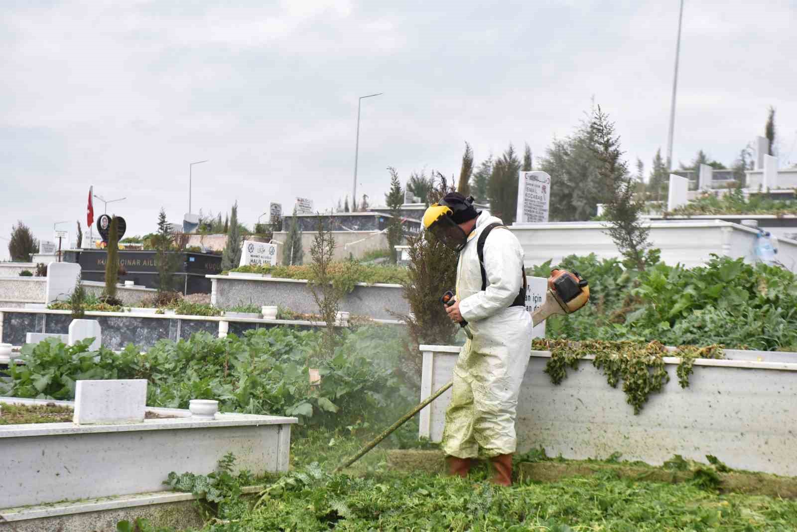 Altıeylül’de bayram öncesi mezarlıklarda yoğun mesai

