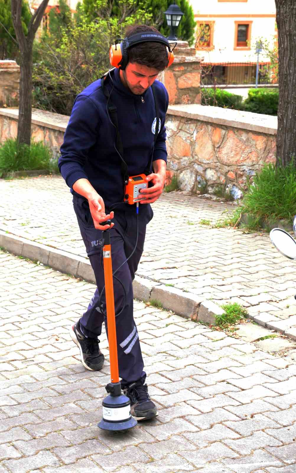 Altın değil, su kaçağı arıyorlar
