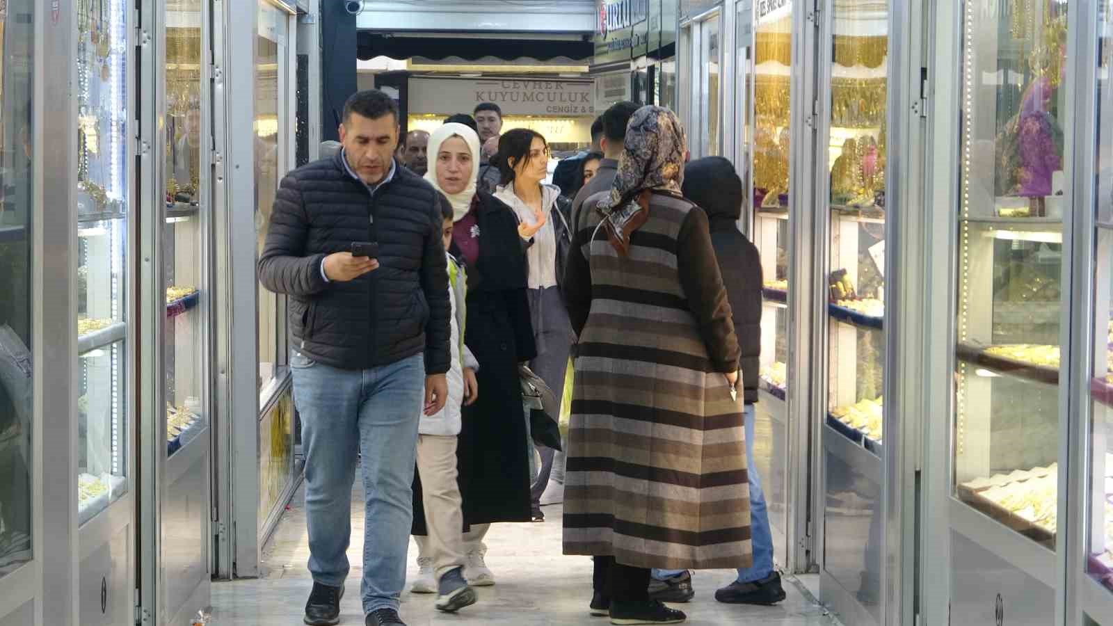 Altın fiyatları düştü, vatandaş kuyumculara akın etti
