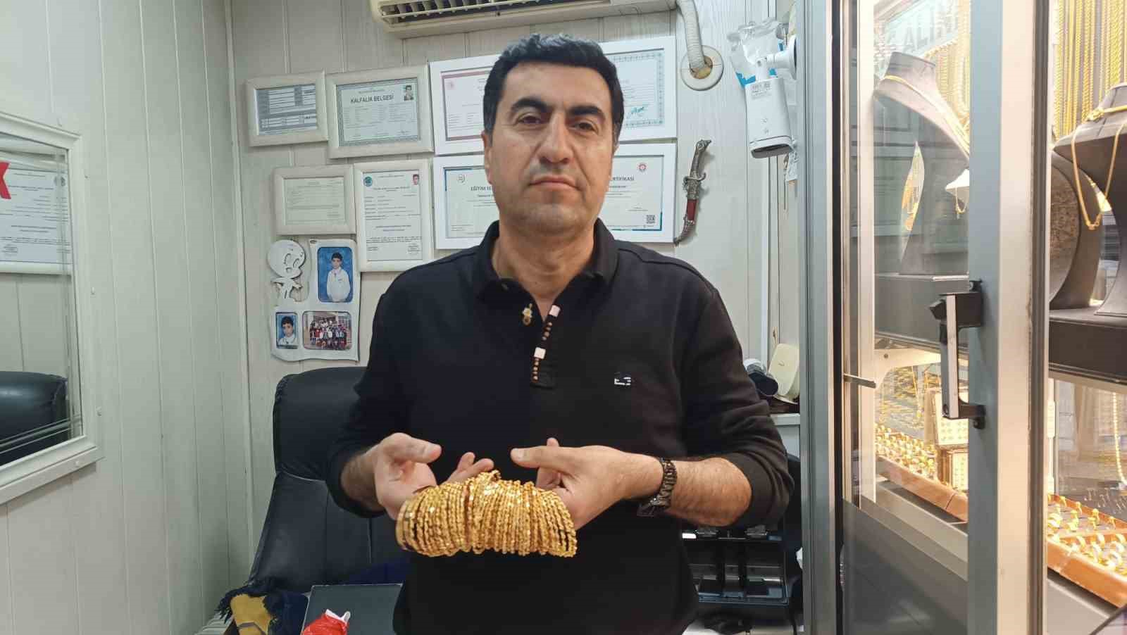 Altın fiyatları düştü, vatandaş kuyumculara akın etti
