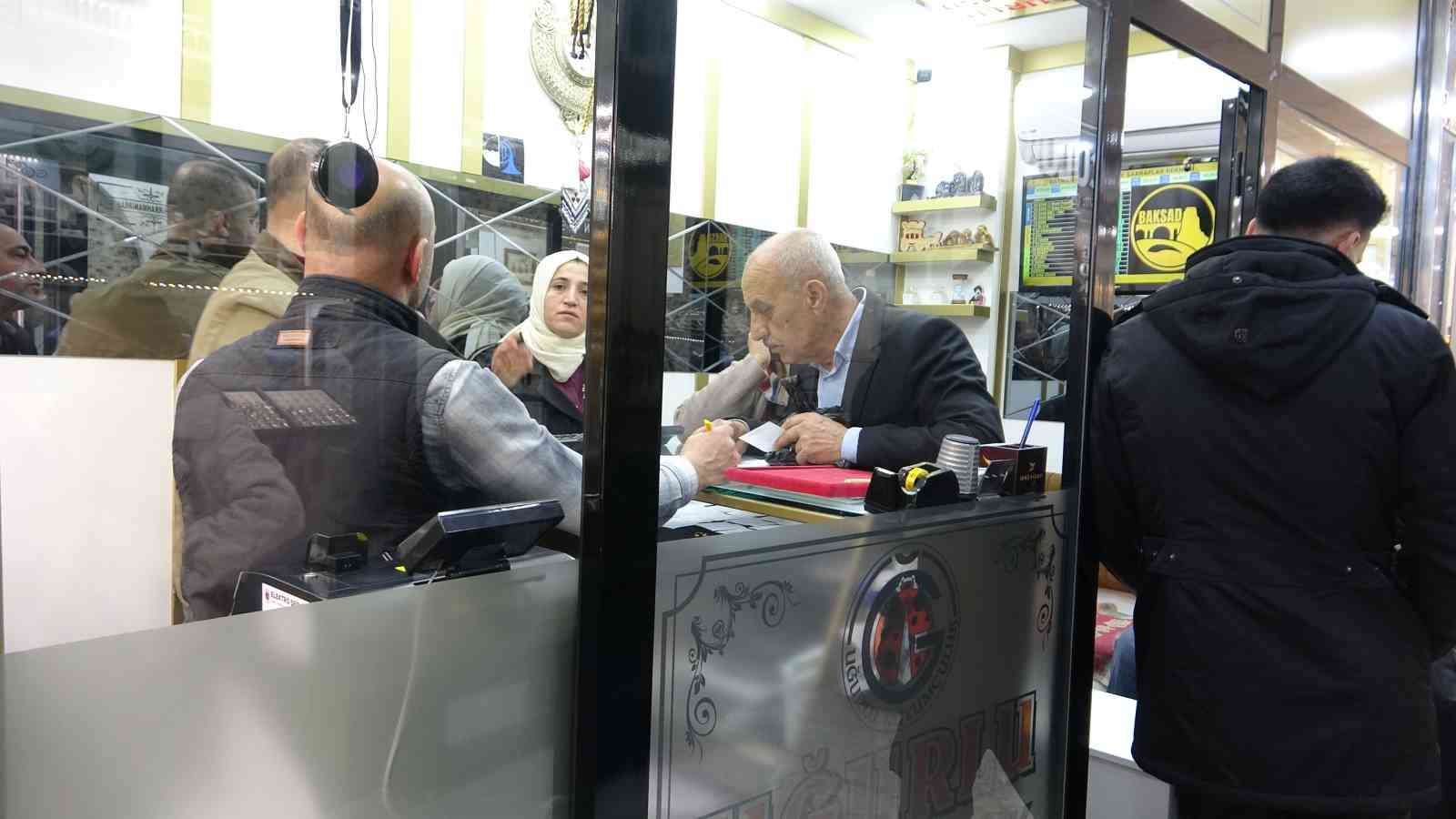 Altın fiyatları düştü, vatandaş kuyumculara akın etti
