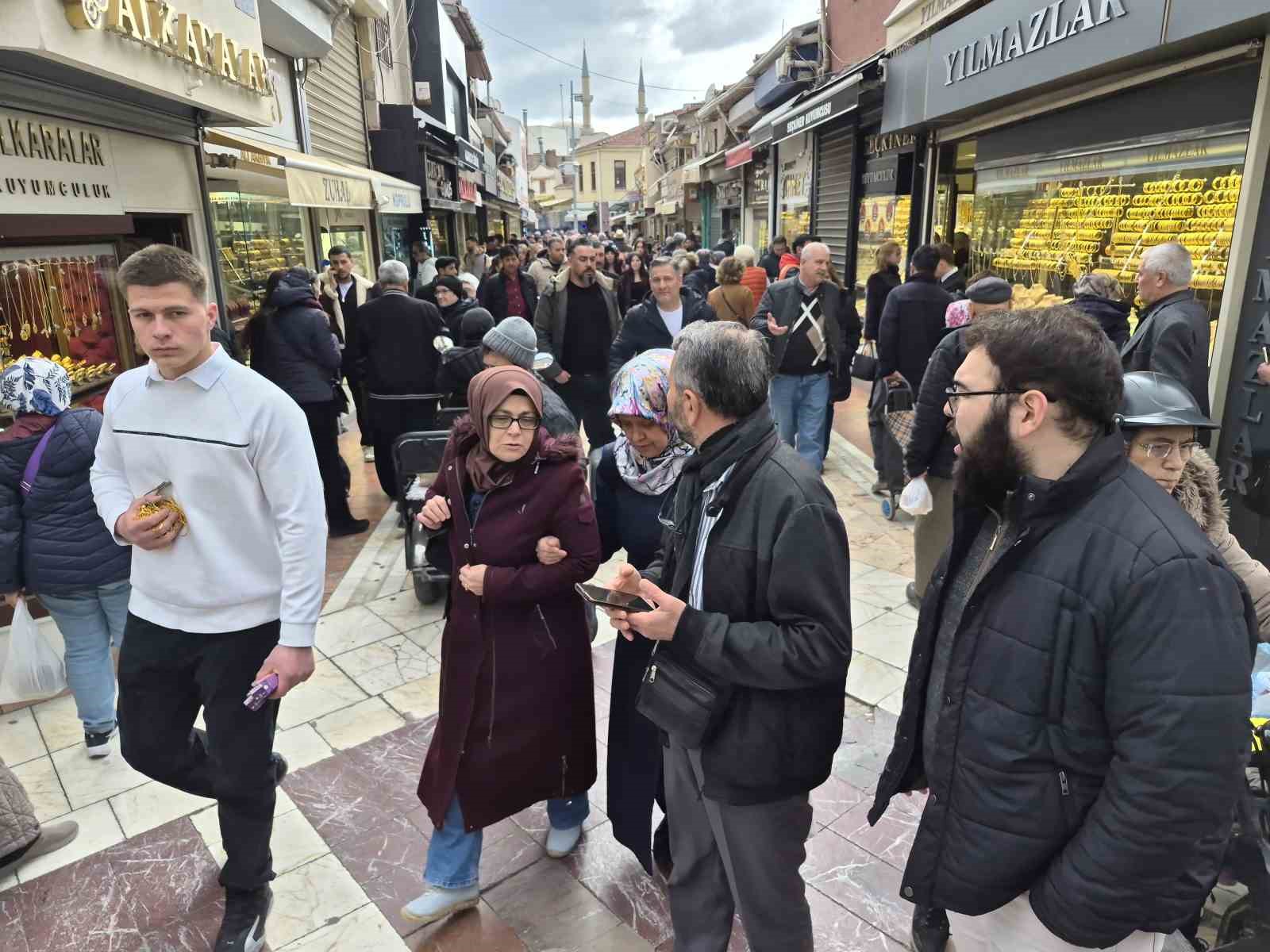 Altın fiyatları düşünce vatandaşlar kuyumculara akın etti
