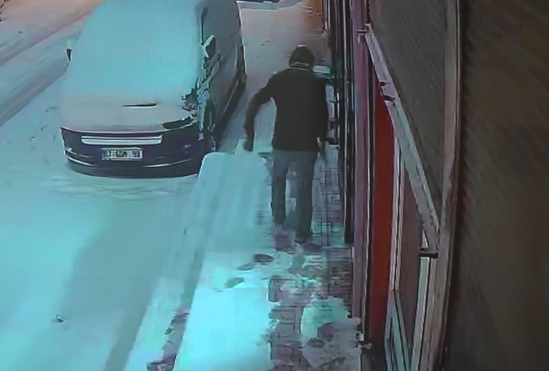 Altın ve dövizlerini 3 aydır yanında taşıyan adam gasp edildi
