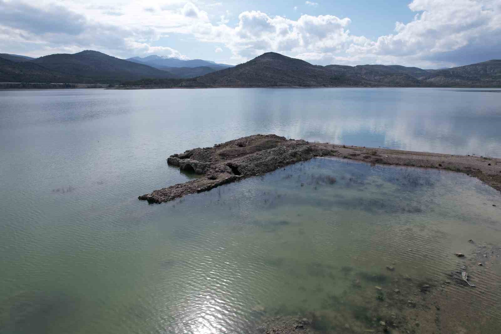 Altınapa Barajı’nda su seviyesi arttı, tarihi hanın bir kısmı yeniden sular altında kaldı
