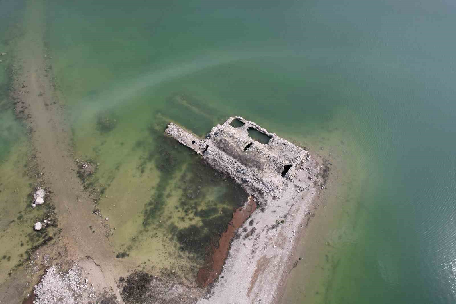 Altınapa Barajı’nda su seviyesi arttı, tarihi hanın bir kısmı yeniden sular altında kaldı
