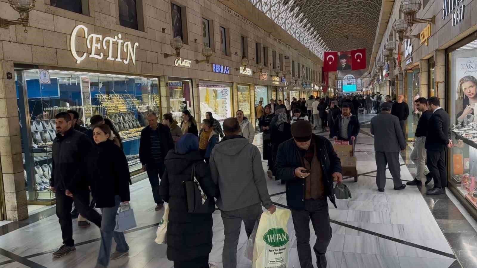 Altında bankalar ile canlı piyasadaki makas gramda 500 lirayı geçti
Altında bankalar ile canlı piyasadaki makas gramda 500 lirayı geçti