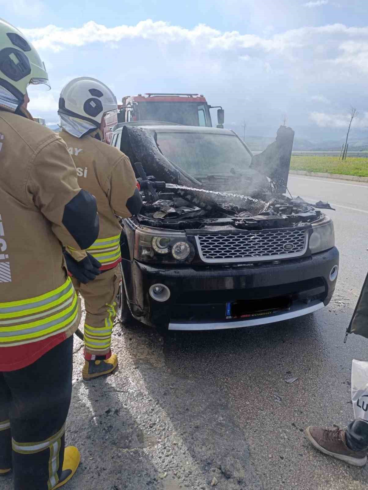 Altınözü’de  cipin motoru alevlere teslim oldu

