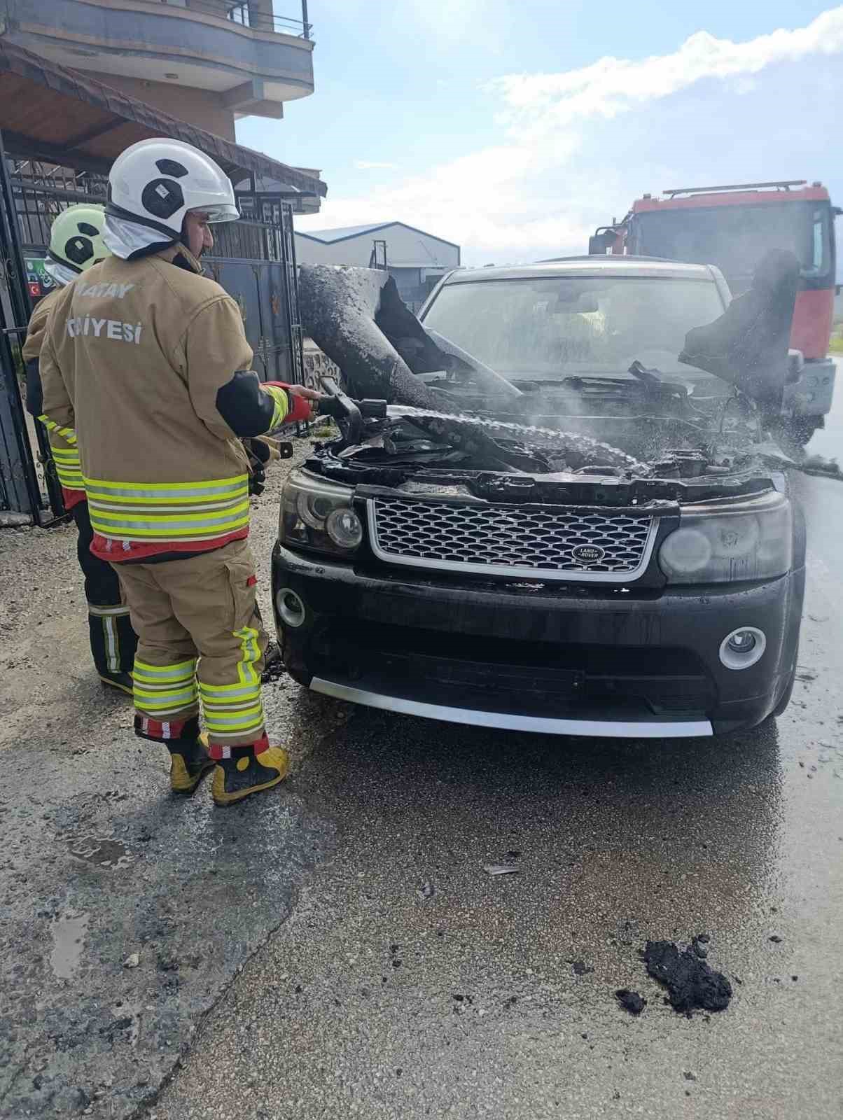 Altınözü’de  cipin motoru alevlere teslim oldu
