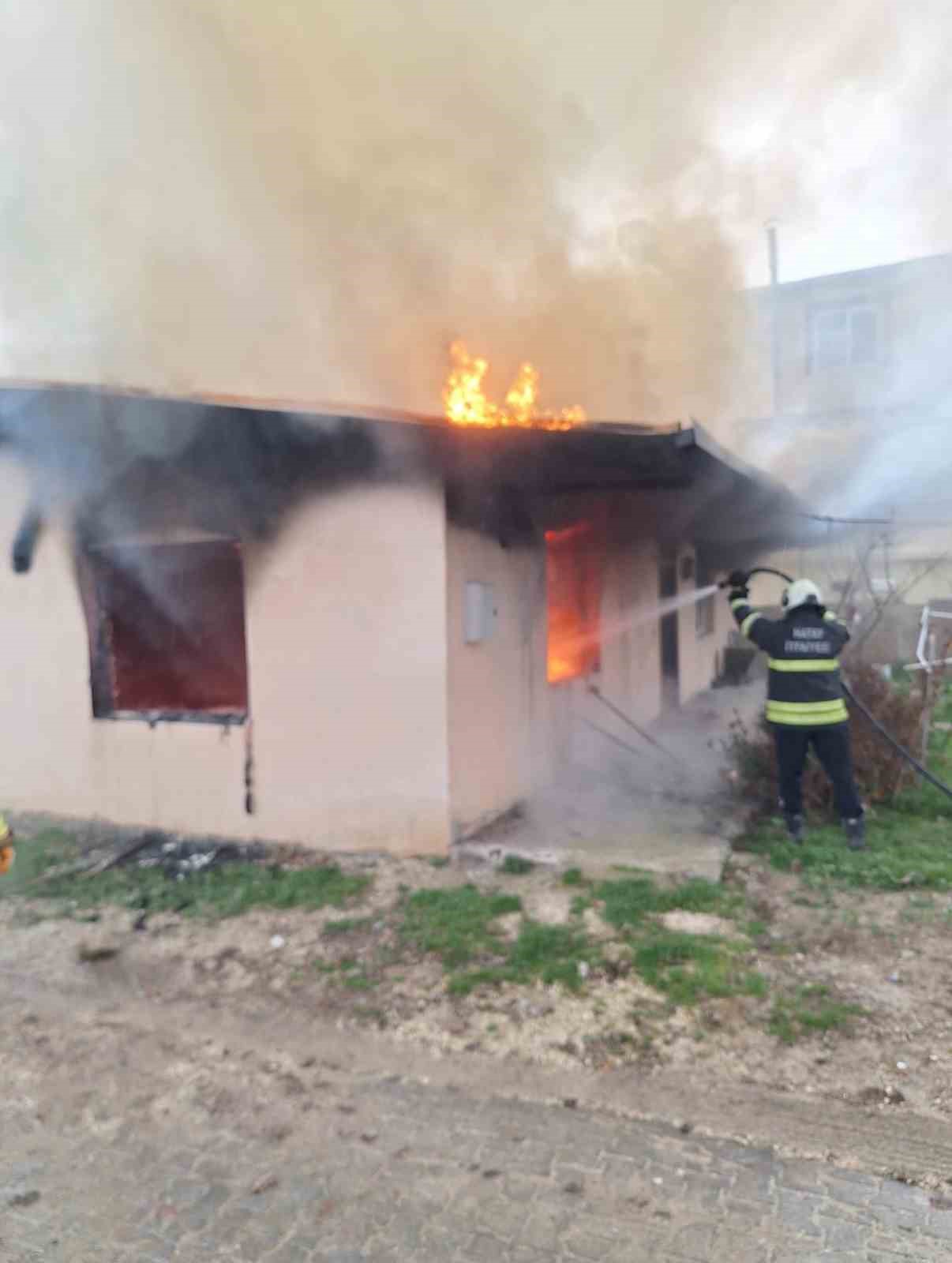 Altınözü’nde ev yangını
