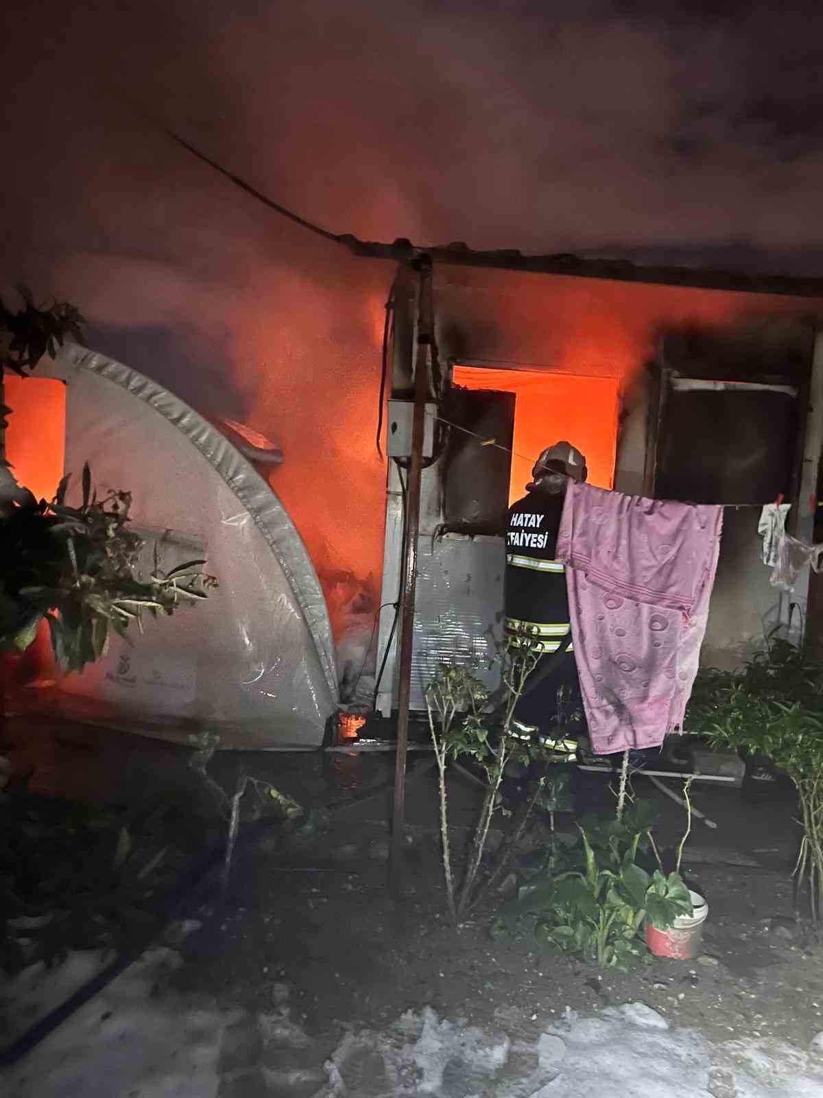 Altınözü’nde konteyner ve çadır yandı
