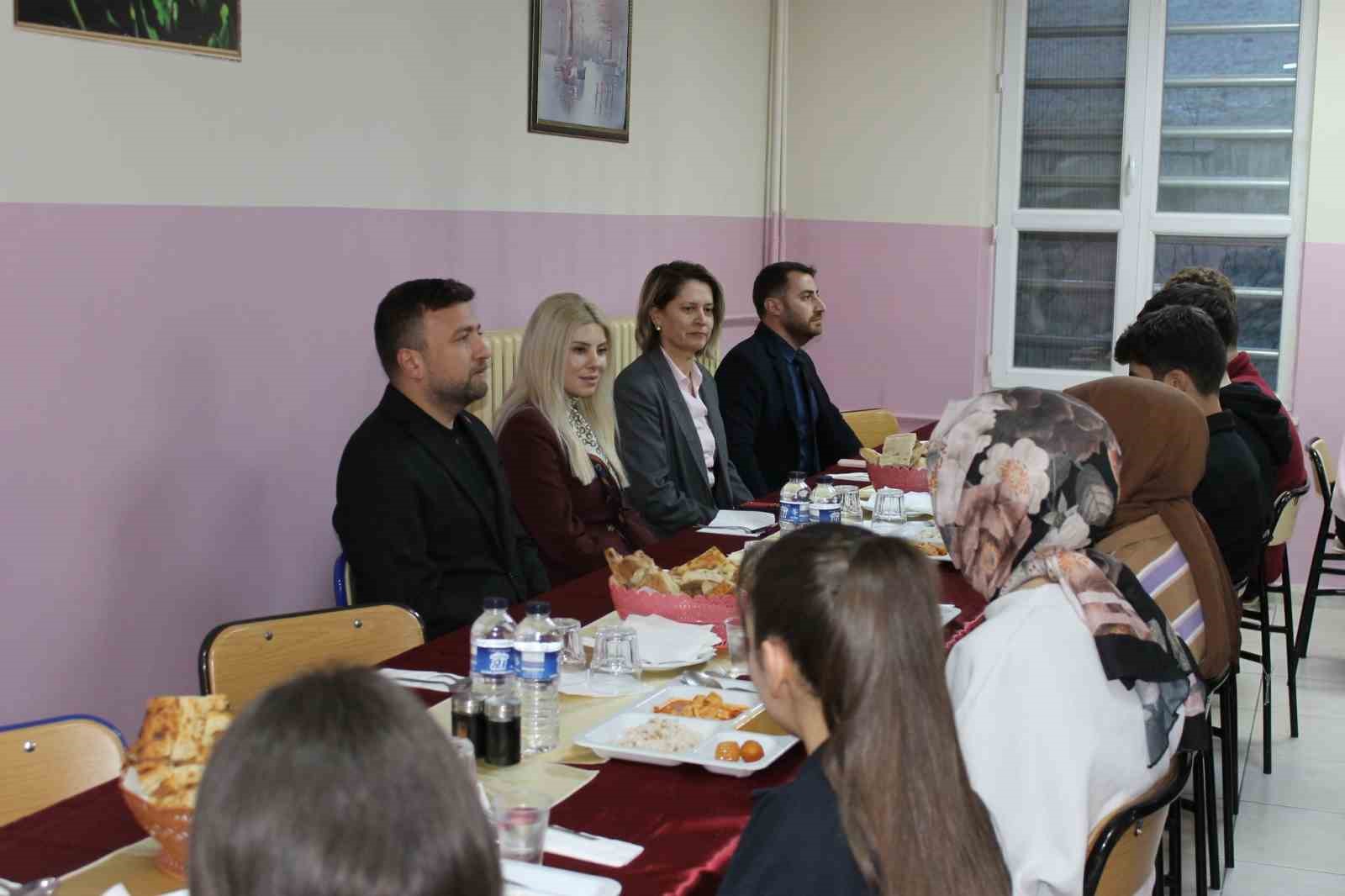 Altıntaş Kaymakamı Ayşegül Yıldırım öğrencilerle iftarda buluştu
