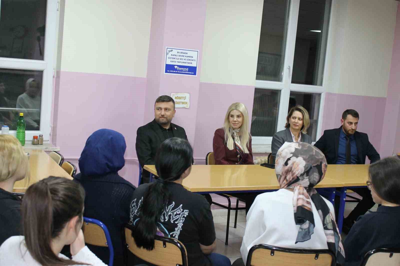 Altıntaş Kaymakamı Ayşegül Yıldırım öğrencilerle iftarda buluştu
