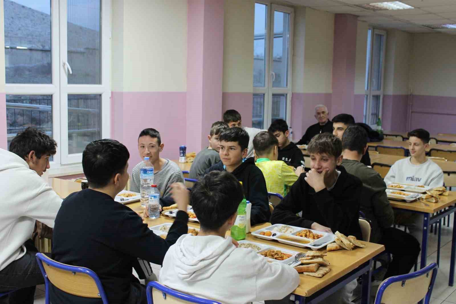 Altıntaş Kaymakamı Ayşegül Yıldırım öğrencilerle iftarda buluştu
