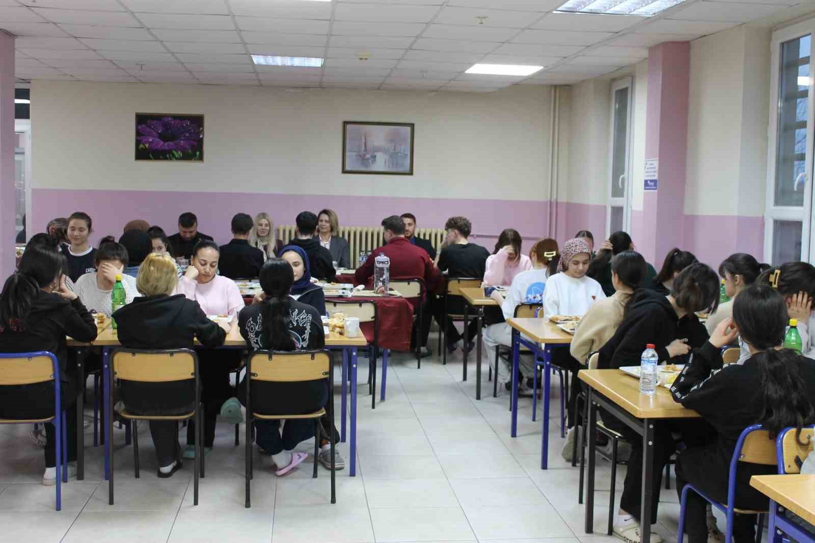 Altıntaş Kaymakamı Ayşegül Yıldırım öğrencilerle iftarda buluştu
