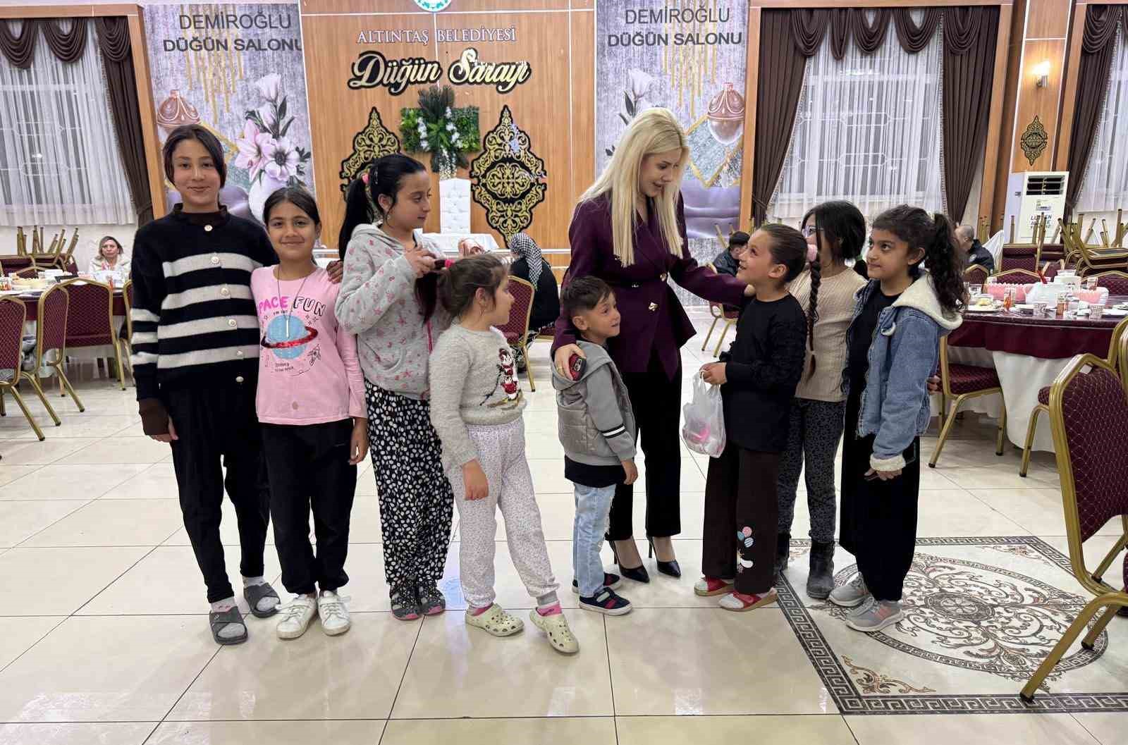 Altıntaş Kaymakamı Ayşegül Yıldırım, vatandaşlarla iftar sofrasında buluştu
