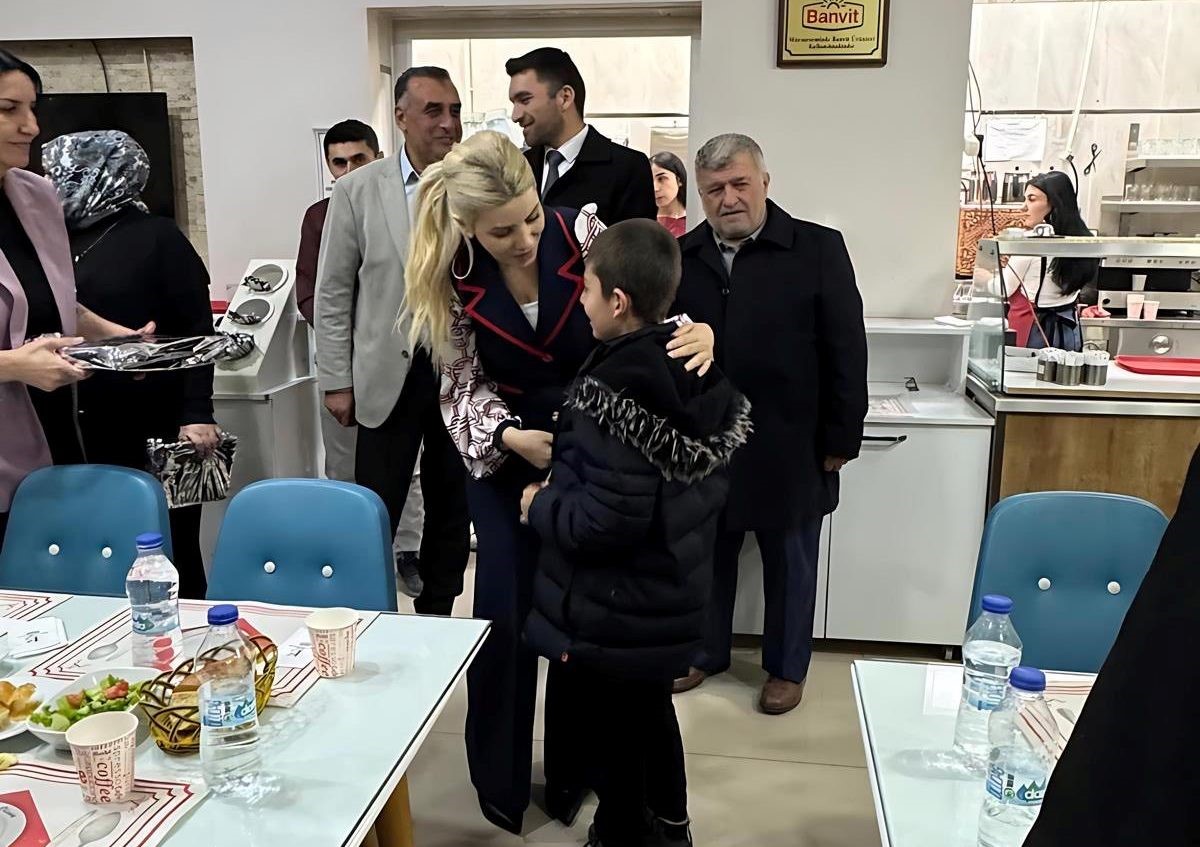 Altıntaş Kaymakamı Yıldırım, çocuklarla iftar programında bir araya geldi
