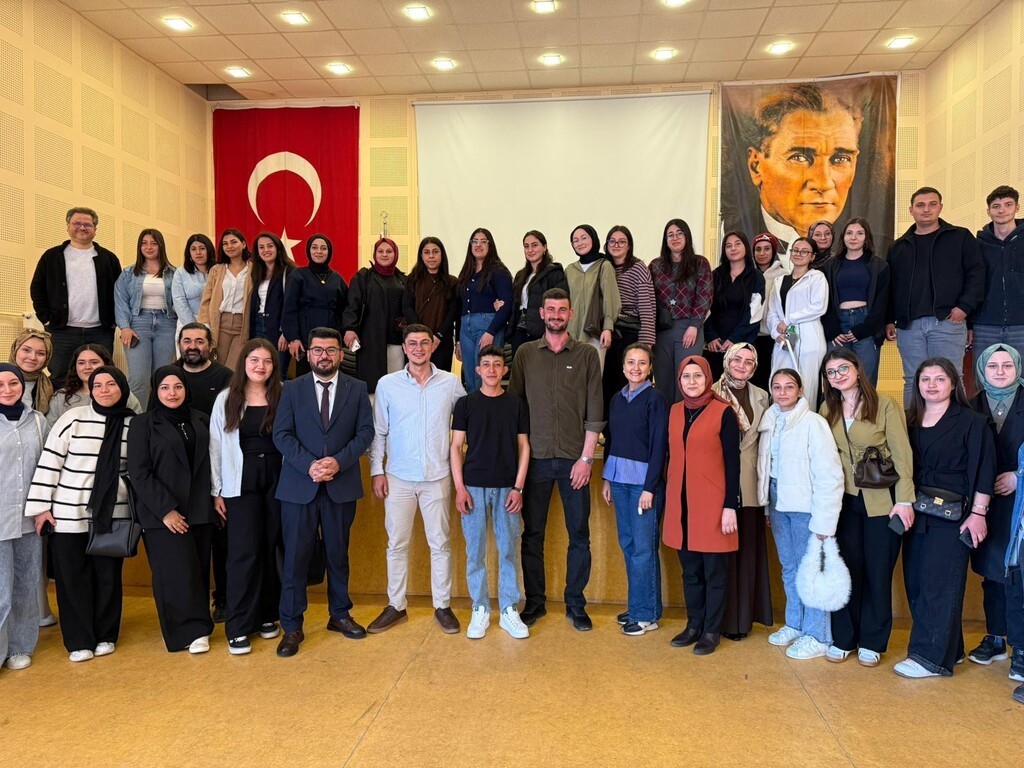 Altıntaş MYO’da genç çiftçi fenomenler öğrencilerle buluştu
