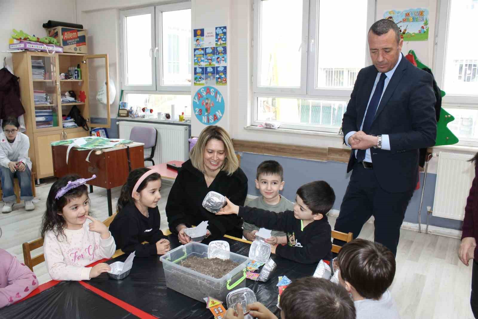 Altıntaş Zafer İlkokulu Tarım Atölyesinin ilk hasadı ıspanak oldu
