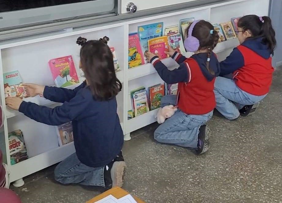 Altıntaş Zafer İlkokulu’nda sınıflara kitaplık kazandırıldı
