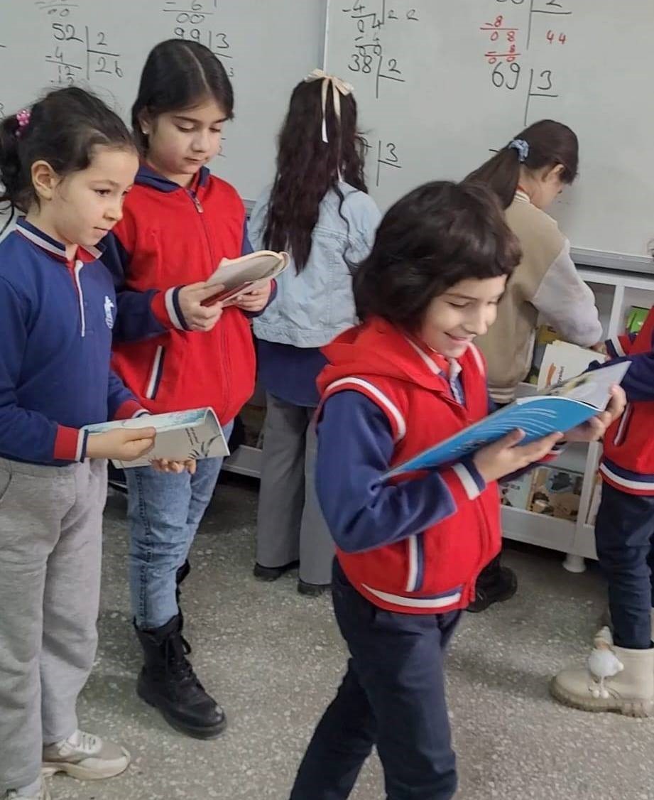 Altıntaş Zafer İlkokulu’nda sınıflara kitaplık kazandırıldı
