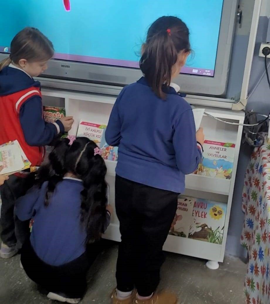 Altıntaş Zafer İlkokulu’nda sınıflara kitaplık kazandırıldı
