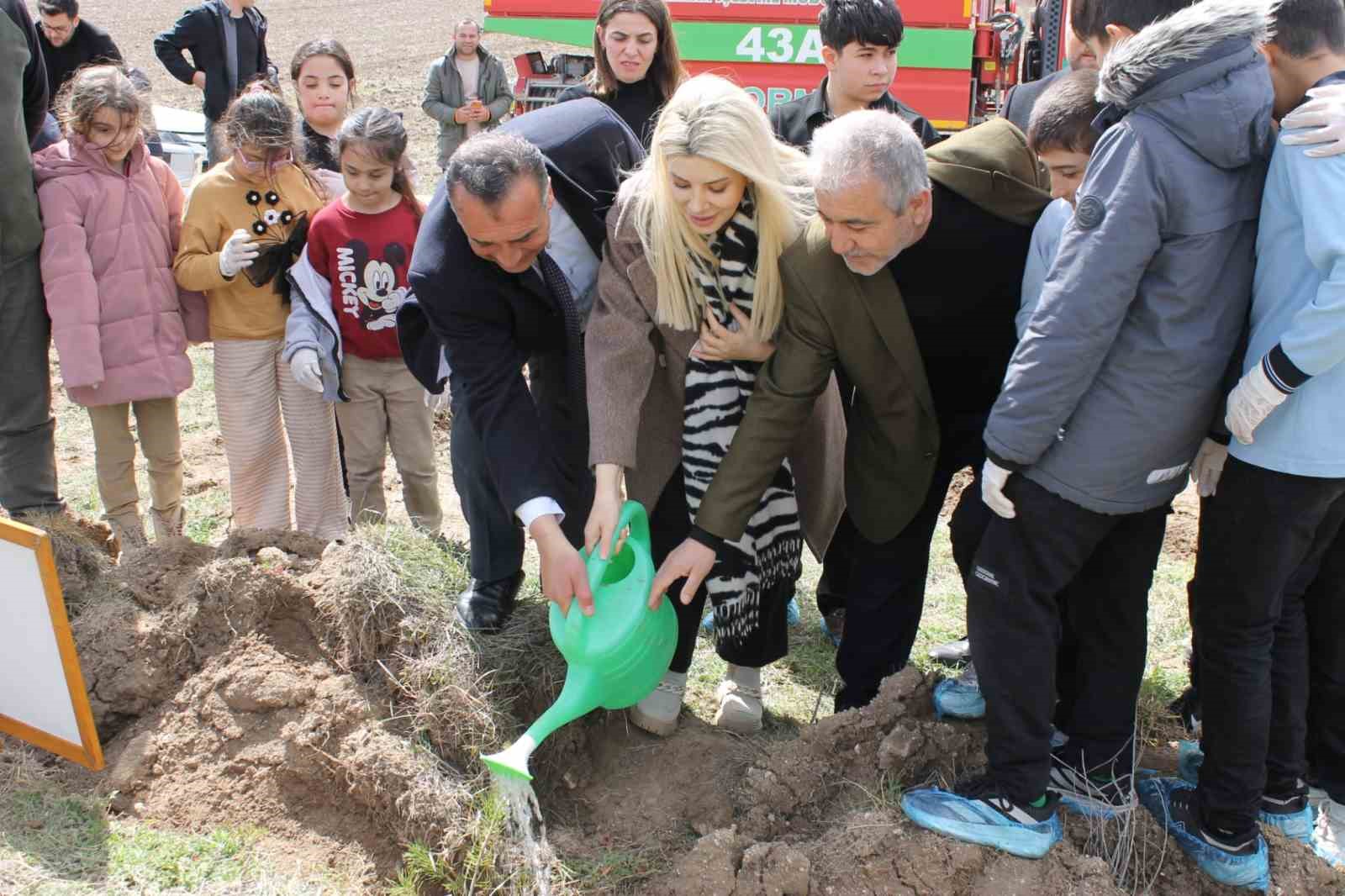 Altıntaş’ta ağaç dikme etkinliğinde fidanlar toprakla buluştu
