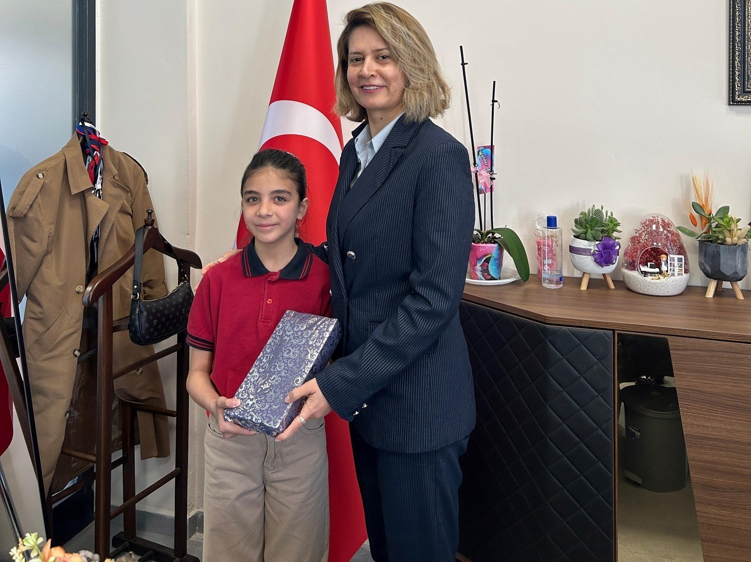 Altıntaş’ta çevreye duyarlı minik öğrenci ödüllendirildi
