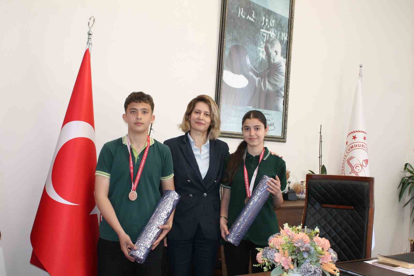 Altıntaş’ta dereceye giren öğrenciler ödüllendirildi
