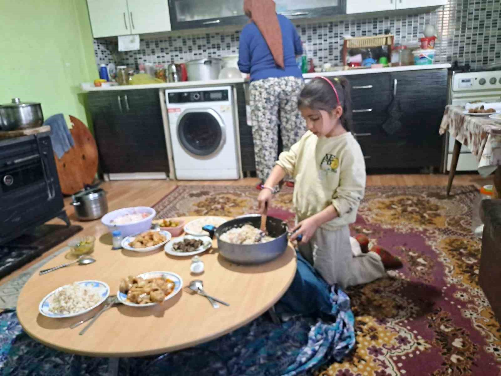 Altıntaş’ta öğrenciler evlerinde aileleriyle birlikte iftar sofrası kurdu
